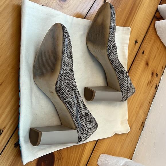 Banana Republic snake print heel. Size 9M - Picture 8 of 8